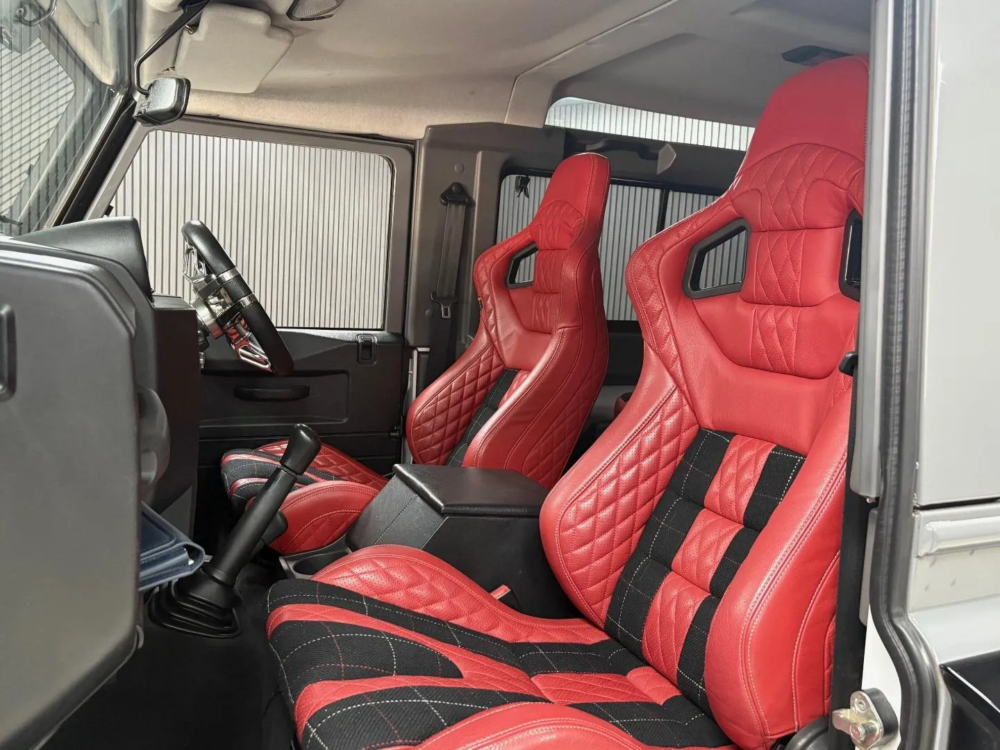 2013 Land Rover Defender 90 TD Multi-purpose LE, photo 9 of 13