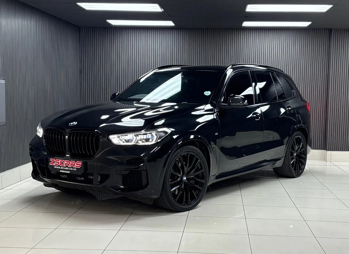 2022 BMW X5 xDrive30d M Sport, photographed in the Iscars studio