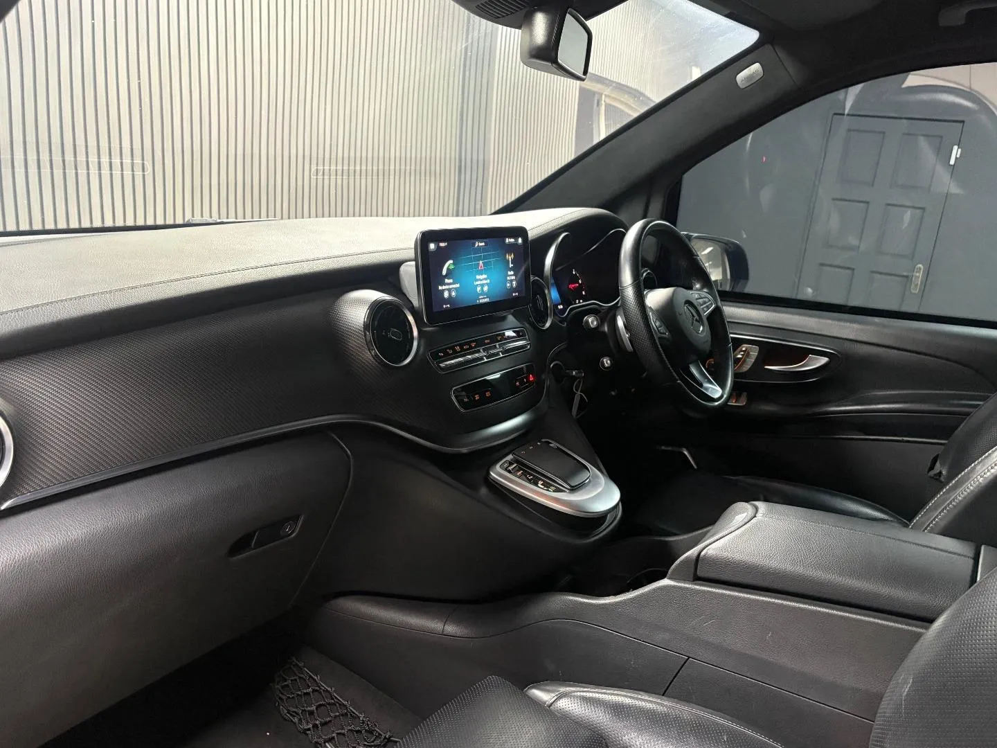 2023 Mercedes-Benz V-Class V300d Exclusive AMG Line, photo 10 of 10