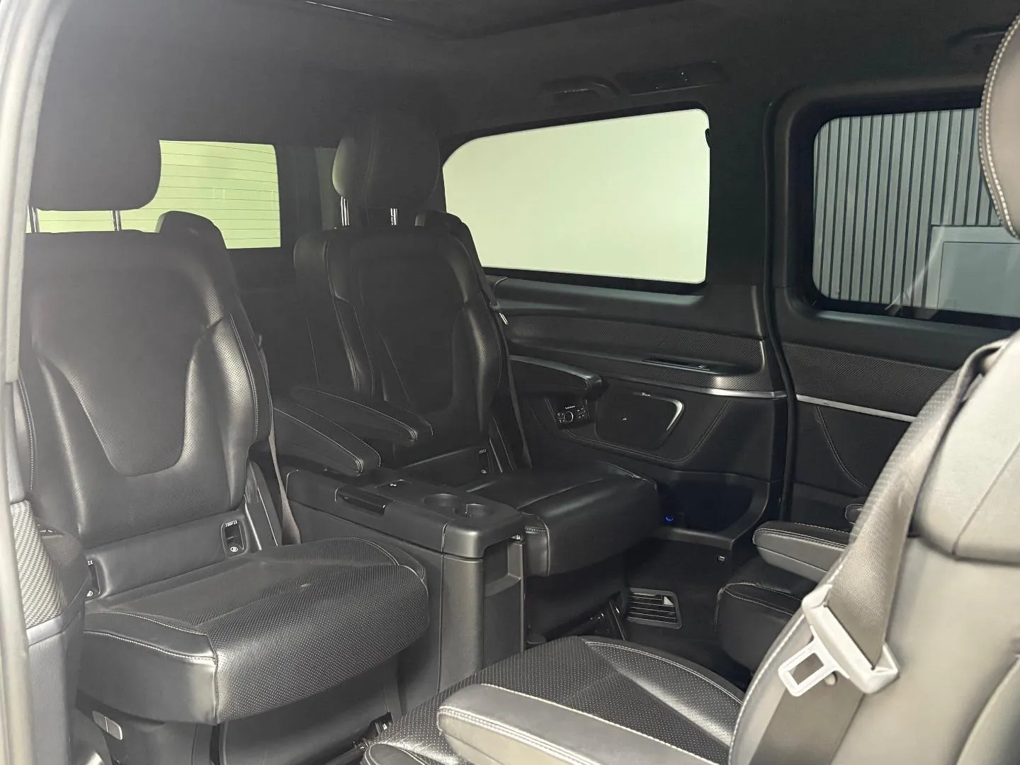 2023 Mercedes-Benz V-Class V300d Exclusive AMG Line, photo 7 of 10