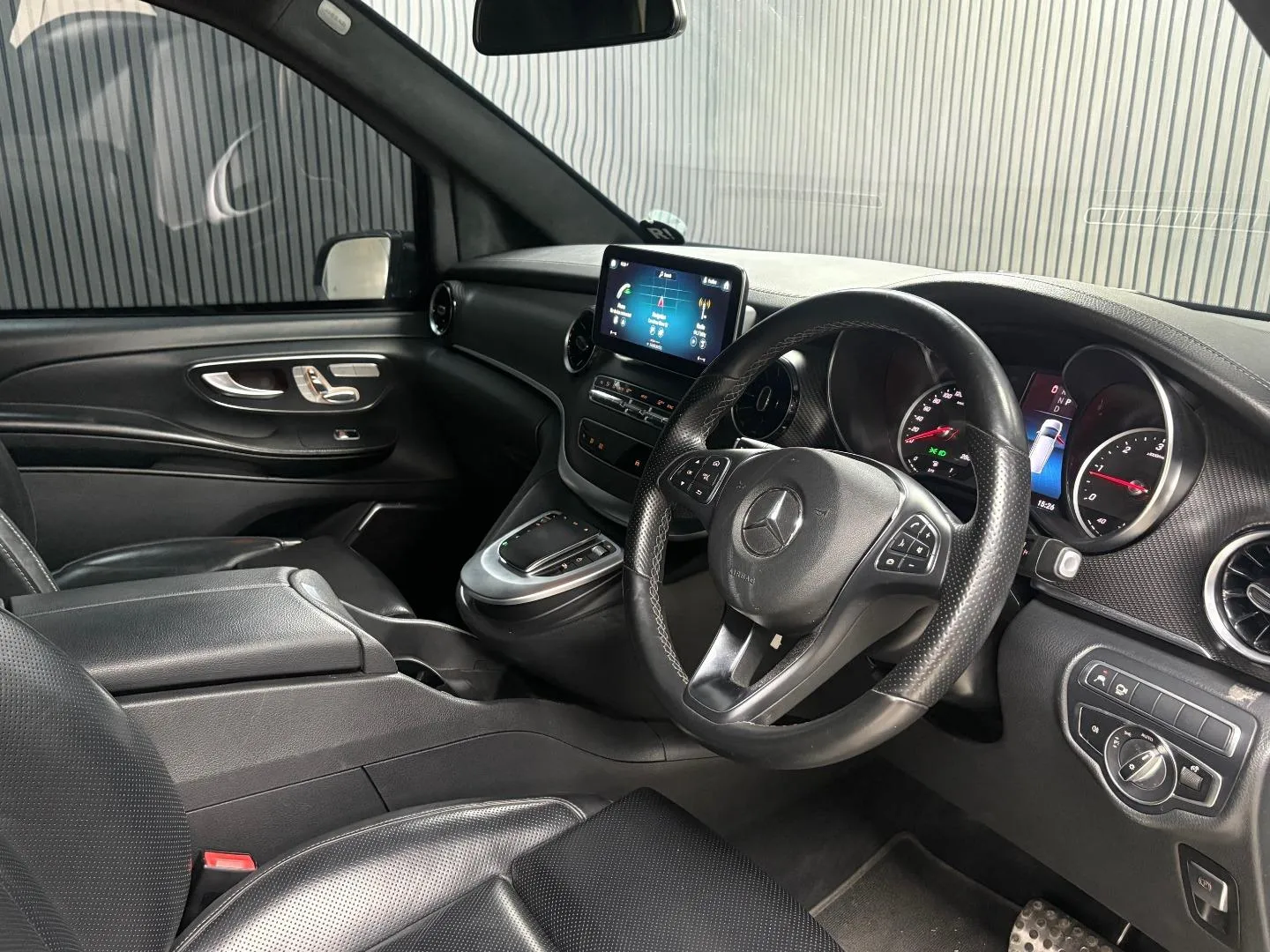 2023 Mercedes-Benz V-Class V300d Exclusive AMG Line, photo 9 of 10